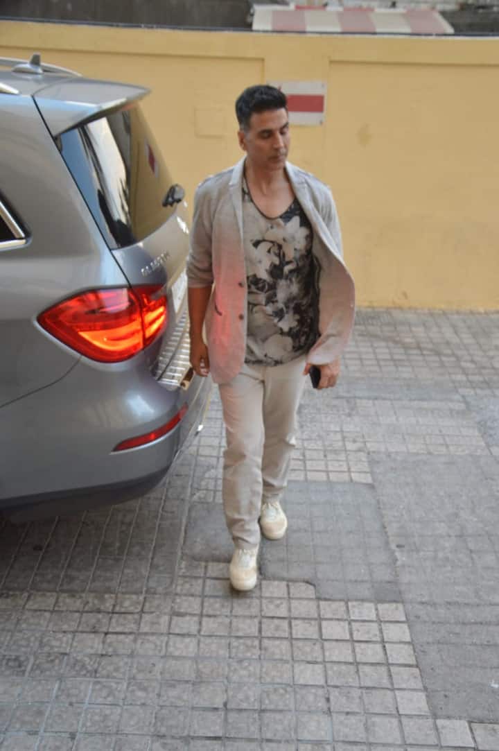 The 'Kesari' star Akshay Kumar just went out for a movie date along with his family sans son Aarav Bhatia.