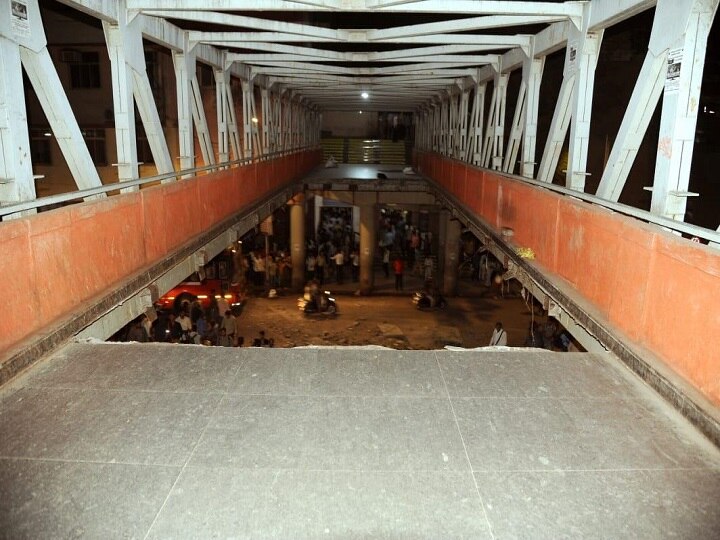 Footover bridge collapses near CST in Mumbai, many feared injured Mumbai: Foot overbridge collapses near CST station; 5 dead, 36 injured