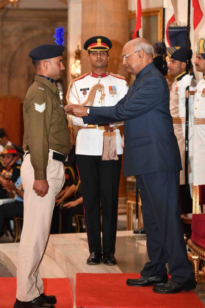 Shaurya Chakra to Constable Prafulla Kumar, 45 Batallion, CRPF. He showed exceptional valour, gallantry and raw courage in the face of imminent threat to their lives, eliminating terrorists in J&K. IMAGES: @rashtrapatibhvn/ Twitter