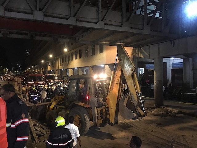 Mumbai bridge collapse: How a red traffic signal proved lucky for many motorists Mumbai bridge collapse: How a red traffic signal proved lucky for many motorists