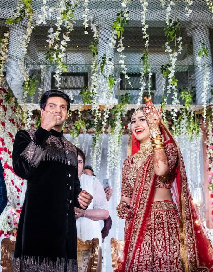Dilip Kumar and Saira Banu’s grand niece Sayyeshaa Saigal tied the knot with actor Arya in a fairytale wedding at Taj Falaknuma Palace in Hyderabad. The newly married couple hosted a wedding reception for their close friends and family members in Chennai on March 14. Here’s a lovely picture from their wedding ceremony!
