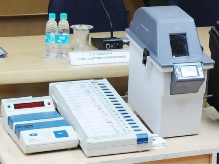 Kannauj- SP alleges VVPAT shows lotus when cycle button pressed, wants DGP removed Kannauj: SP alleges VVPAT shows 'lotus' when 'cycle' button pressed, wants DGP removed