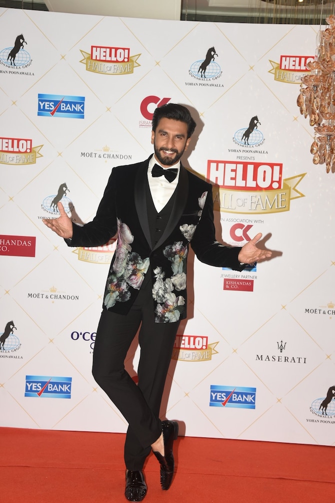 Ranveer Singh looks ROYAL in Black Suit at Hello Hall Awards; Watch Video