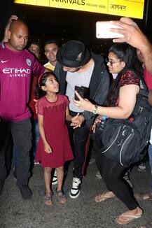 Varun Dhawan\'s female fan goes down on her knees proposing to him & then asks for a kiss on the cheek!