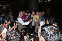 Varun Dhawan\'s female fan goes down on her knees proposing to him & then asks for a kiss on the cheek!