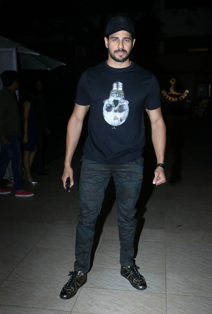 Film's lead actor Sidharth Mahotra looked dapper in black as he posed for the paps at 'Marjaavaan' wrap-up bash. (Photo: Manav Manglani)