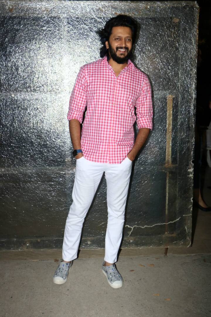 Film's antagonist Riteish Deshmukh, who will be seen as a dwarf in 'Marjaavaan', looked handsome in a check shirt & white trouser at the bash. (Photo: Manav Manglani)