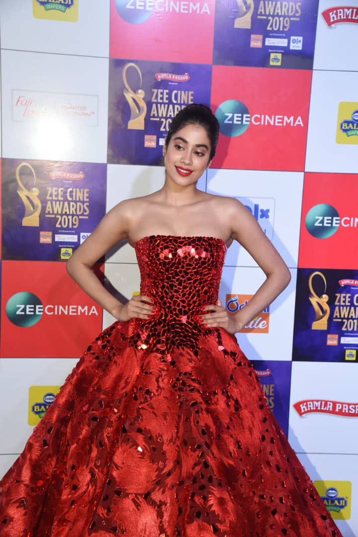 ‘Dhadak’ actress Janhvi Kapoor looked stunning in her shimmery red outfit. 