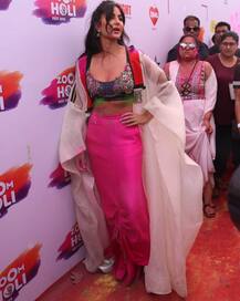 Holi 2019: Bollywood celebs Varun Dhawan, Sunny Leone, Kajol, star kids Taimur-Inaaya & others celebrate!