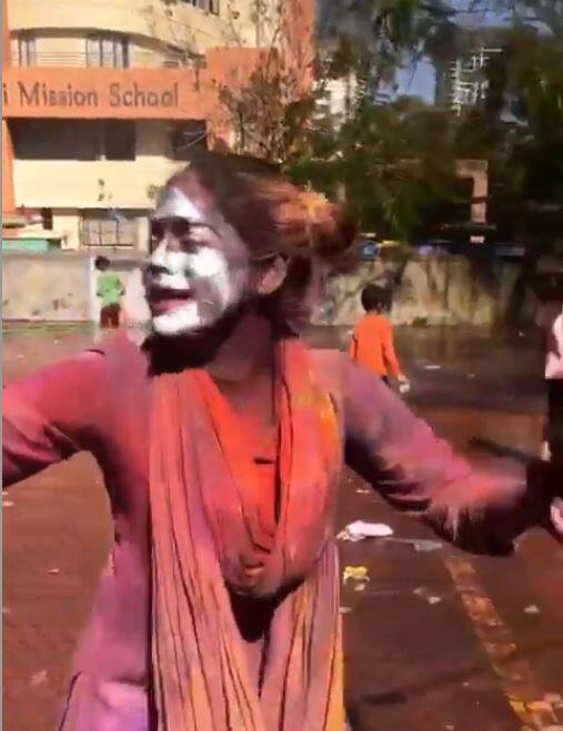 The festival of colors, Holi, was celebrated all over India on Thursday and we have been updating you with how celebrities from the Film industry and small screen spent their day. As you can see in the picture here, Sumona Chakravarti aka Bhoori of 'The Kapil Sharma Show' did have a blast and so did the other members including show's host Kapil Sharma and his wife.