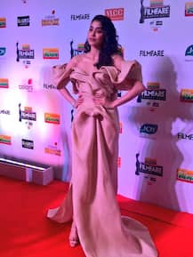 Filmfare Awards 2019: Janhvi Kapoor & Mouni Roy look STUNNING at the red carpet (PICS INSIDE)