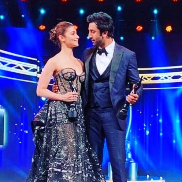 VIDEO: Alia Bhatt leaves Ranbir Kapoor blushing as she confesses her love for him on stage during 'Filmfare Awards 2019'!