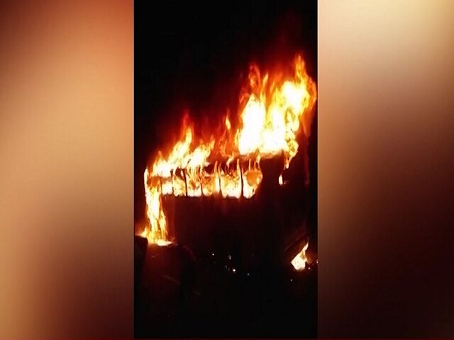 Uttar Pradesh: Passenger bus catches fire on Agra-Lucknow expressway, 5 killed Uttar Pradesh: Passenger bus catches fire on Agra-Lucknow expressway, 4 killed