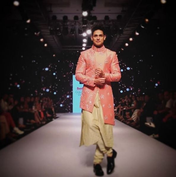 Photos Ranbir Kapoor walks the ramp for fashion designer Kunal Rawal at  India Couture Week 2023 in Delhi (3) | Ranbir Kapoor Images - Bollywood  Hungama