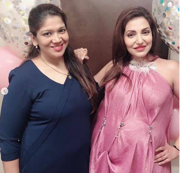 The beautiful actress looked pretty in her pink outfit. 