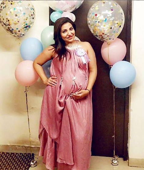 Navina can be seen flaunting her baby bump in this photo