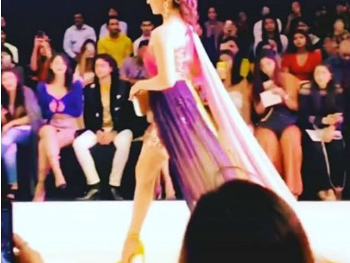 Bombay Times Fashion Week: Yeh Hai Mohabbatein Ishita aka Divyanka Tripathi walks the ramp like a DIVA  PHOTOS: TV bahu Divyanka Tripathi turns DIVA on the ramp in a mini shimmery pink one-shoulder dress and blue lenses!