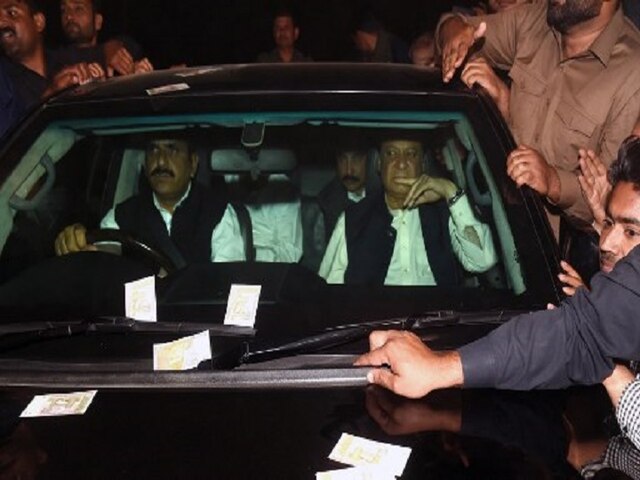 Deposed Pak PM Nawaz Sharif walks out of prison after 3 months on medical grounds Nawaz Sharif walks out of prison after 3 months on medical grounds
