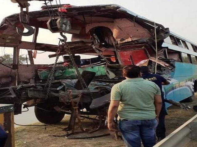 8 dead, 30 injured after tourist bus rams into truck on Yamuna Expressway in Greater Noida Greater Noida bus accident: Tourist bus rammed into truck at Yamuna Expressway; 8 dead, 30 injured