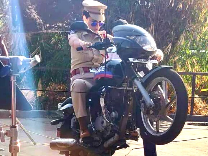 Mental Hai Kya: 'Queen' Kangana Ranaut does a dangerous wheelie on a bike in cop avatar on the sets! Kangana Ranaut does a dangerous wheelie on a bike in cop avatar on 'Mental Hai Kya' sets!