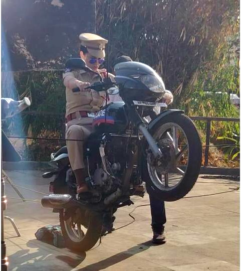 Kangana Ranaut does a dangerous wheelie on a bike in cop avatar on 'Mental Hai Kya' sets!