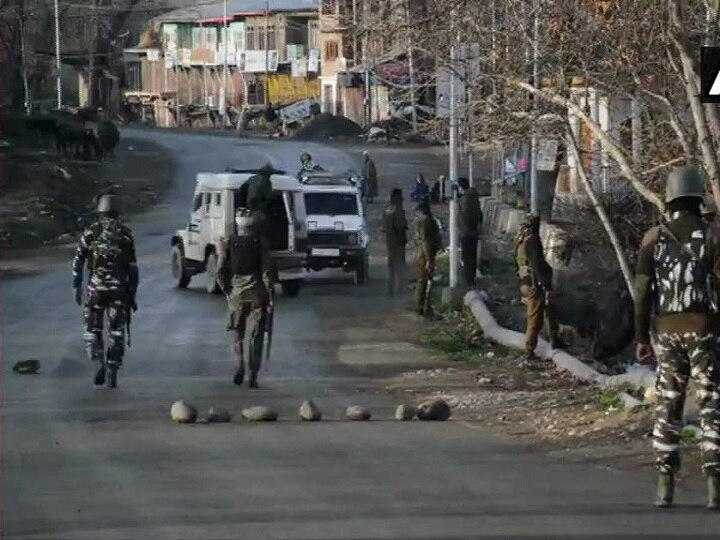 Gunfight rages in Kashmir's Anantnag district; area cordoned off, 3 terrorists trapped Gunfight rages in Kashmir's Anantnag district; area cordoned off, 3 terrorists trapped