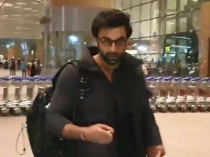 Ranbir Kapoor asks a paparazzo ‘Chappal kahan se liya’ at the airport WATCH: Ranbir Kapoor asks a paparazzo ‘Chappal kahan se liya’ at the airport