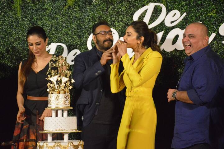 Ajay too returned the favour and fed a big piece of cake to his leading ladies
