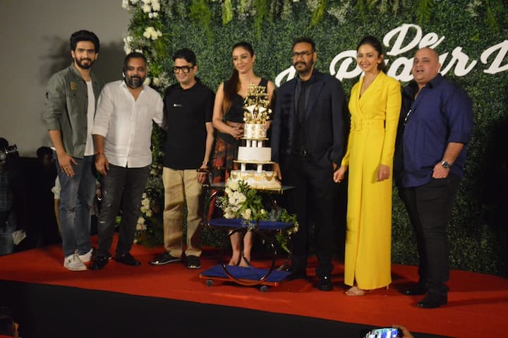 The makers of upcoming rom-com 'De De Pyaar De' launched the movie's trailer on Ajay Devgn's 50th birthday on Tuesday(April 2, 2019)