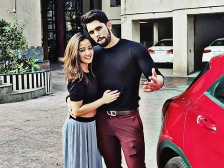 'Bigg Boss 12' contestants Roshmi Banik & Shivashish Mishra are DATING each other? 'Bigg Boss 12' contestants Roshmi Banik & Shivashish Mishra are DATING each other?