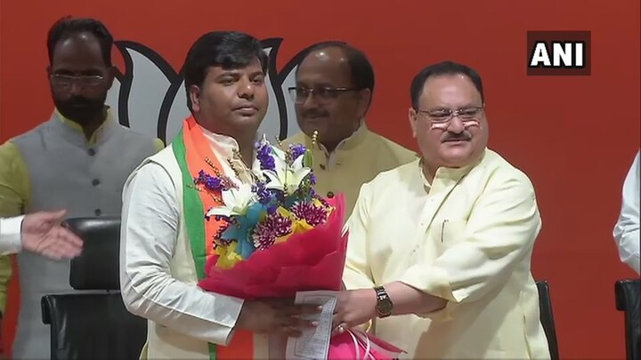 SP MP Praveen Nishad joins BJP; Akhilesh terms it 'ghaatey ka sauda'  SP MP Praveen Nishad joins BJP; Akhilesh terms it 'ghaatey ka sauda'