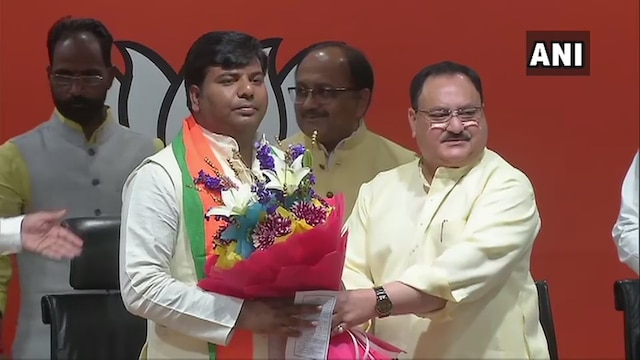SP MP Praveen Nishad joins BJP; Akhilesh terms it 'ghaatey ka sauda' SP MP Praveen Nishad joins BJP; Akhilesh terms it 'ghaatey ka sauda'