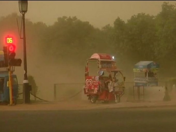 Thunderstorm, dust storm expected to hit Delhi on Friday Thunderstorm, dust storm expected to hit Delhi on Friday