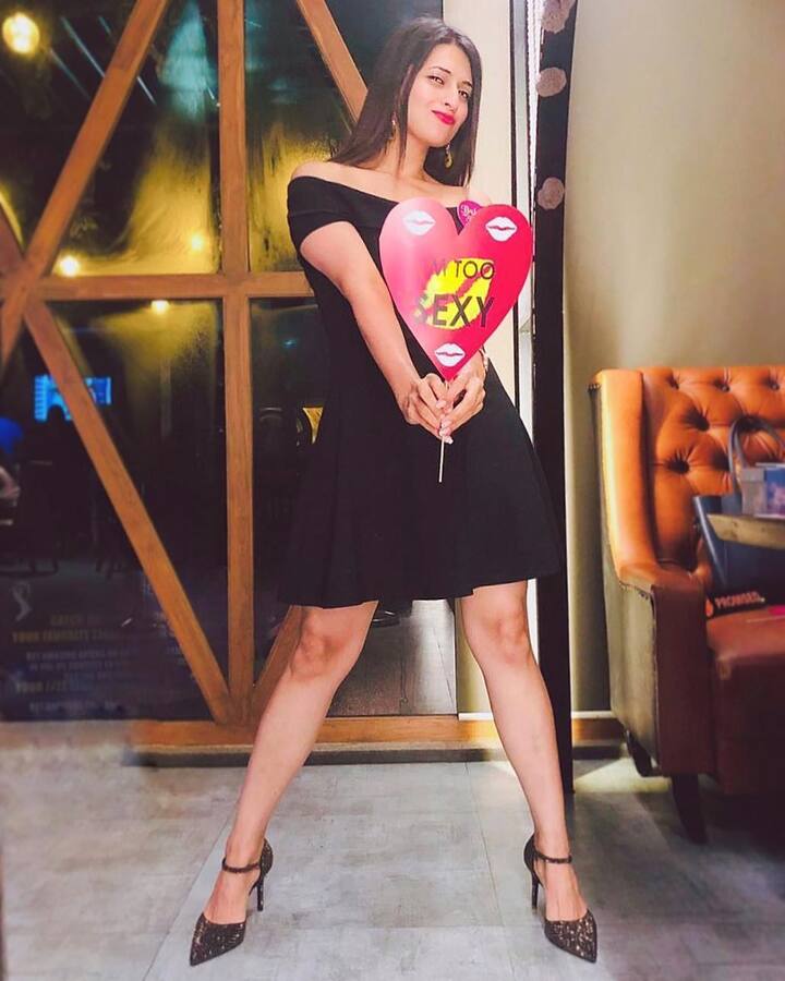 Holding the 'M Too Sexy' heart shaped card, Divyanka captions this pic -