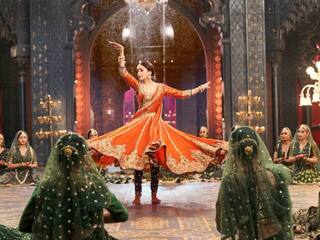 Alia Bhatt shares teaser of \'Kalank\' song \'Tabaah Ho Gaye\' featuring  Madhuri Dixit! | Alia Bhatt shares teaser of \'Kalank\' song \'Tabaah Ho  Gaye\' featuring Madhuri Dixit!