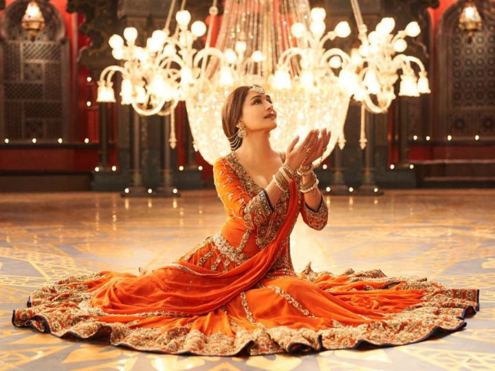 Kalank song Tabah Ho Gaye: Madhuri Dixit mesmerises fans with her graceful dance WATCH: Madhuri Dixit mesmerises fans with her performance in 'Tabah Ho Gaye' song from Kalank