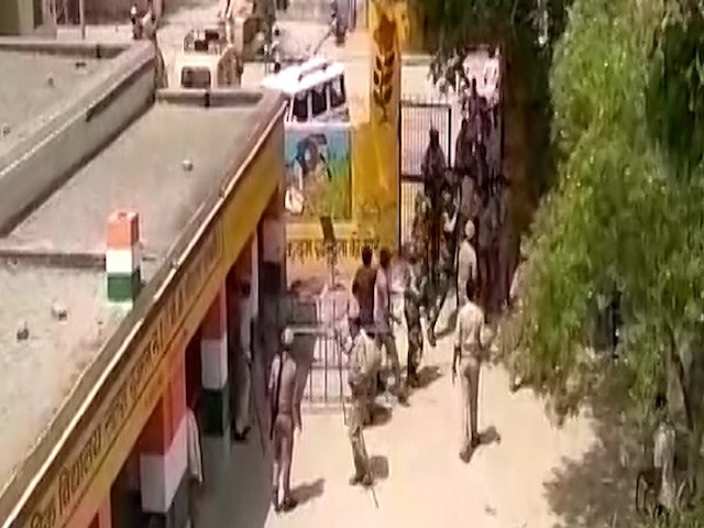 UP Lok Sabha polls: Security personnel fire shots in air as fake voters turn violent at a polling booth in Kairana UP Lok Sabha polls Security personnel fire shots in air as fake voters turn violent at a polling booth in Kairana