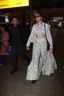 PHOTOS: Ahem! Anand Ahuja can\'t keep his hands off wife Sonam Kapoor as they arrive at Mumbai airport!