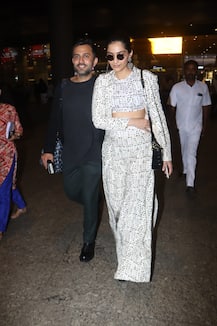 PHOTOS: Ahem! Anand Ahuja can\'t keep his hands off wife Sonam Kapoor as they arrive at Mumbai airport!