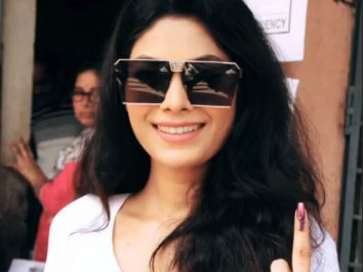 Lok Sabha Elections 2019 Phase 1 Voting Lopamudra Raut casts her vote in Nagpur EX Bigg Boss contestant & model Lopamudra Raut casts her vote; Proudly flaunts her inked finger!