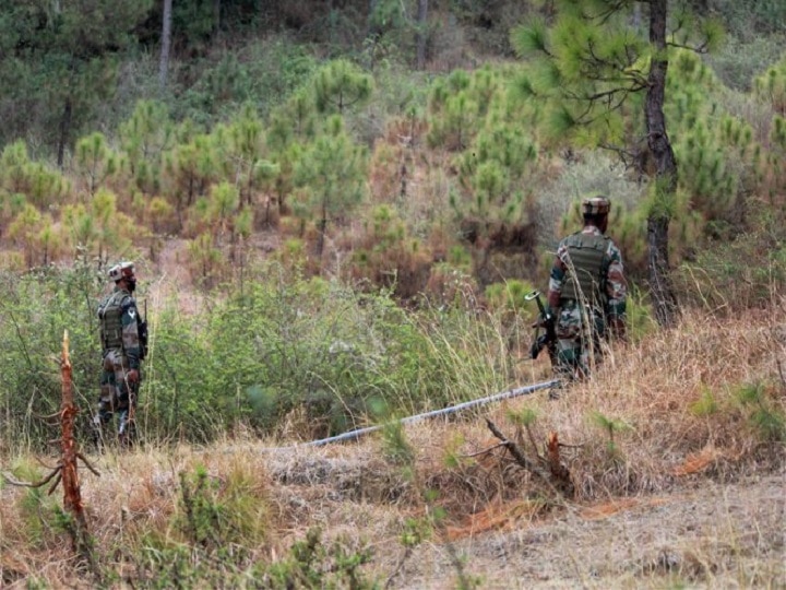 Pakistan lobs mortars, opens fire along LoC in Poonch Pakistan lobs mortars, opens fire along LoC in Poonch