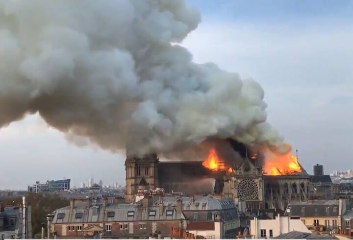 Paris Mayor Anne Hidalsgo described the incident as a “terrible fire”. Image: Twitter (@ksj_mm)