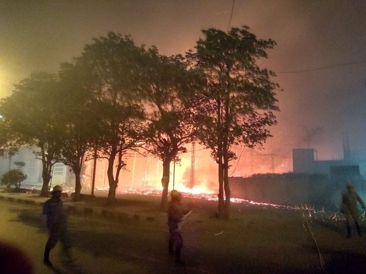 Massive fire breaks in two tent houses at Netaji Subhash Place in Delhi Massive fire breaks in two tent houses at Netaji Subhash Place in Delhi