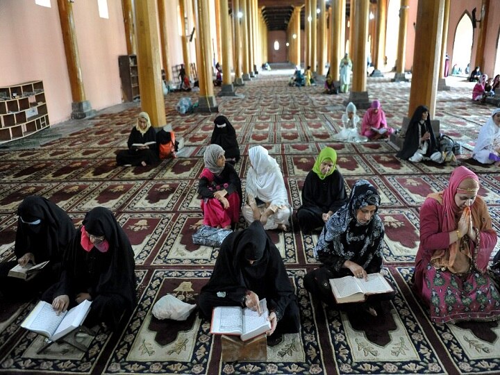 SC issues notice to Centre on plea seeking entry of Muslim women into mosques to offer prayers SC issues notice to Centre on plea seeking entry of Muslim women into mosques to offer prayers