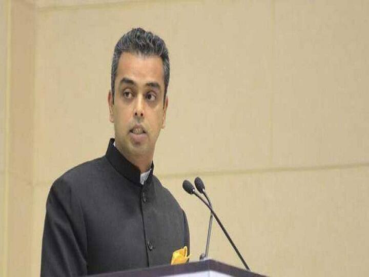 Milind Deora employs unique ad campaign; uses Mukesh Ambani, industrialists as endorsers to garner votes Milind Deora employs unique ad campaign; uses Mukesh Ambani, industrialists as endorsers to garner votes