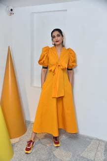 Anand Ahuja ties shoe laces for Sonam Kapoor, \