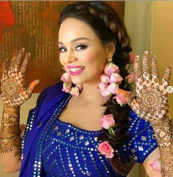 Ripci was beaming with joy during her mehendi ceremony and it is evident in this picture. The bride-to-be wore a peacock blue outfit for the pre-wedding function.