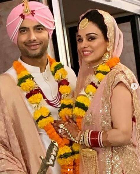 Popular TV actor Ssharad Malhotra has got married to Ripci Bhatia on April 20 in Mumbai in a traditional Anand Karaj ceremony. Scroll down to see the inside pictures from their wedding. (Source- Instagram)