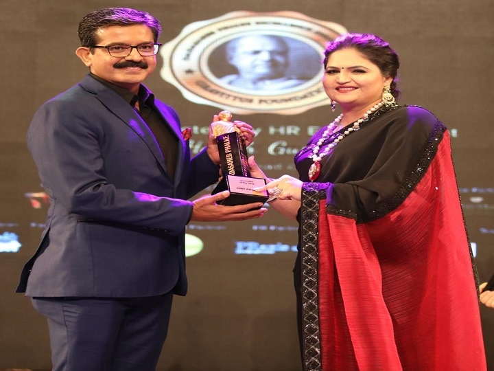 ABP News' anchor Sumit Awasthi wins 'Journalist of the year' award at Dadasaheb Phalke Excellence Awards 2019 ABP News' anchor Sumit Awasthi wins 'journalist of the year' award at Dadasaheb Phalke Excellence Awards