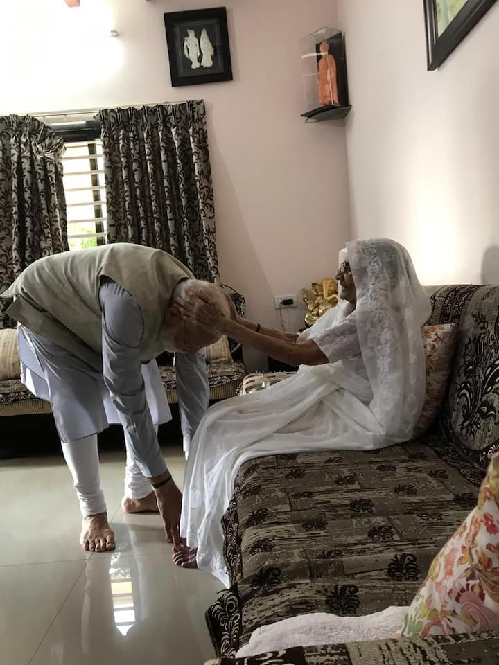 Modi, who ensures meeting family every time he is Gujarat, sought blessings from his mother
